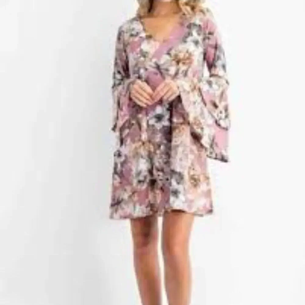 143 Story By Line Up Blush Pink Floral Mini Dress V Neck Flare Sleeve Size Small - Picture 2 of 8